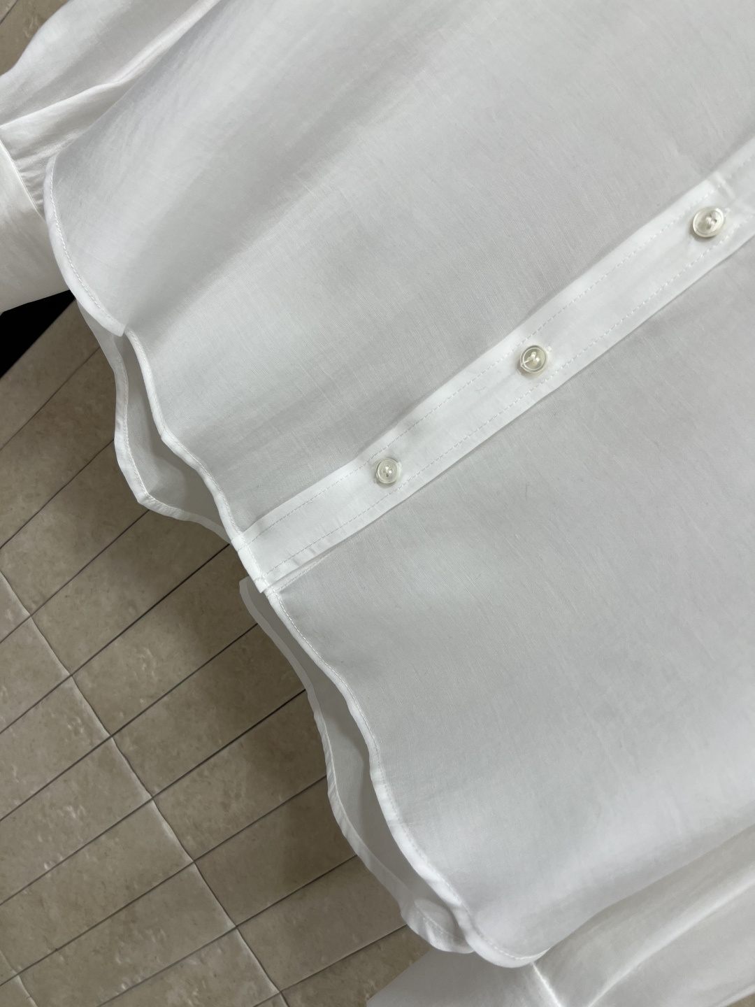 25早秋新款 亮片刺绣翻领亚麻衬衣 重工刺绣亮片小翻领设计 恰到好处的廓形剪裁 上身完全不挑人 搭配各种