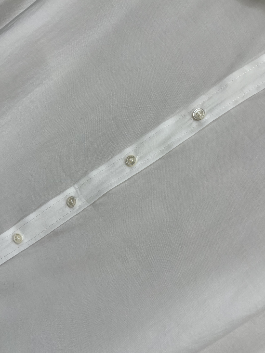 25早秋新款 亮片刺绣翻领亚麻衬衣 重工刺绣亮片小翻领设计 恰到好处的廓形剪裁 上身完全不挑人 搭配各种