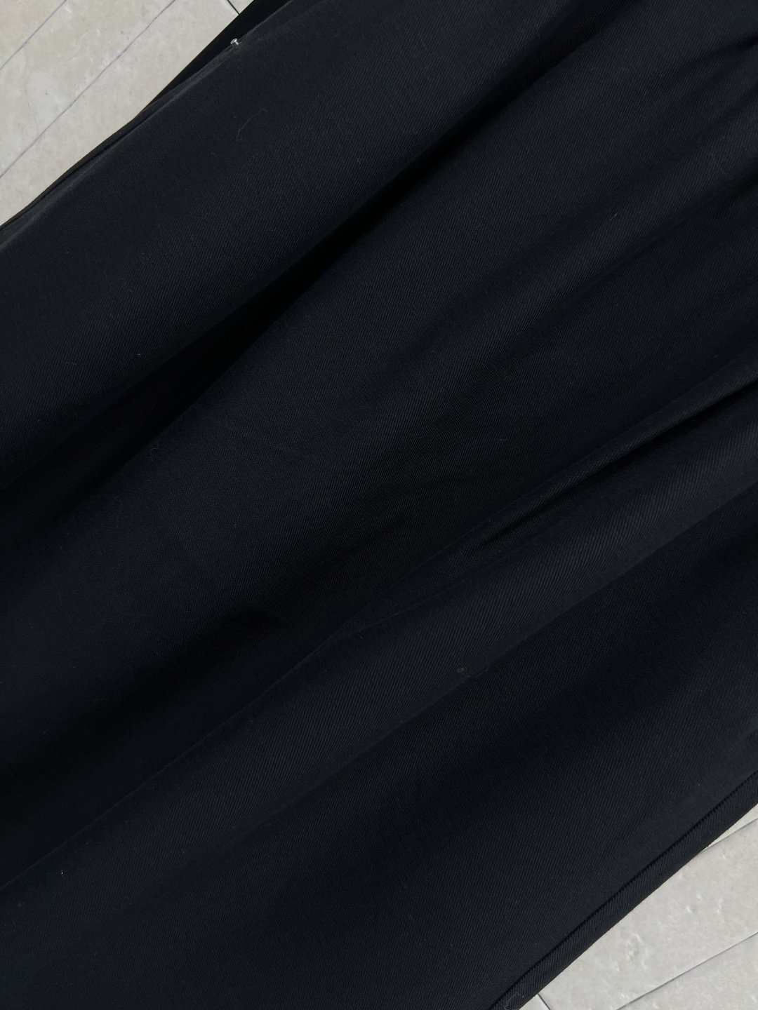 BC 25早秋 极简主义腰带半裙 高腰的设计 松紧腰身的舒适感 配有本布腰带搭配 双侧口袋有钉扣点缀 简