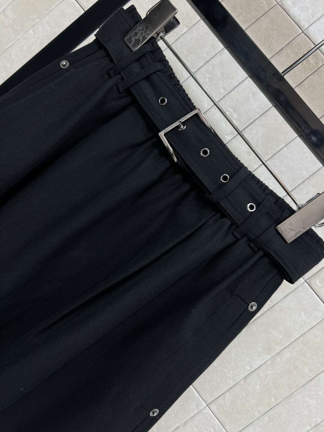 BC 25早秋 极简主义腰带半裙 高腰的设计 松紧腰身的舒适感 配有本布腰带搭配 双侧口袋有钉扣点缀 简