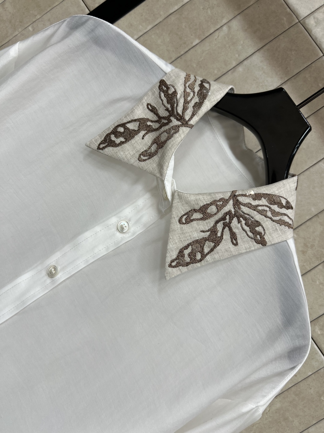 25早秋新款 亮片刺绣翻领亚麻衬衣 重工刺绣亮片小翻领设计 恰到好处的廓形剪裁 上身完全不挑人 搭配各种