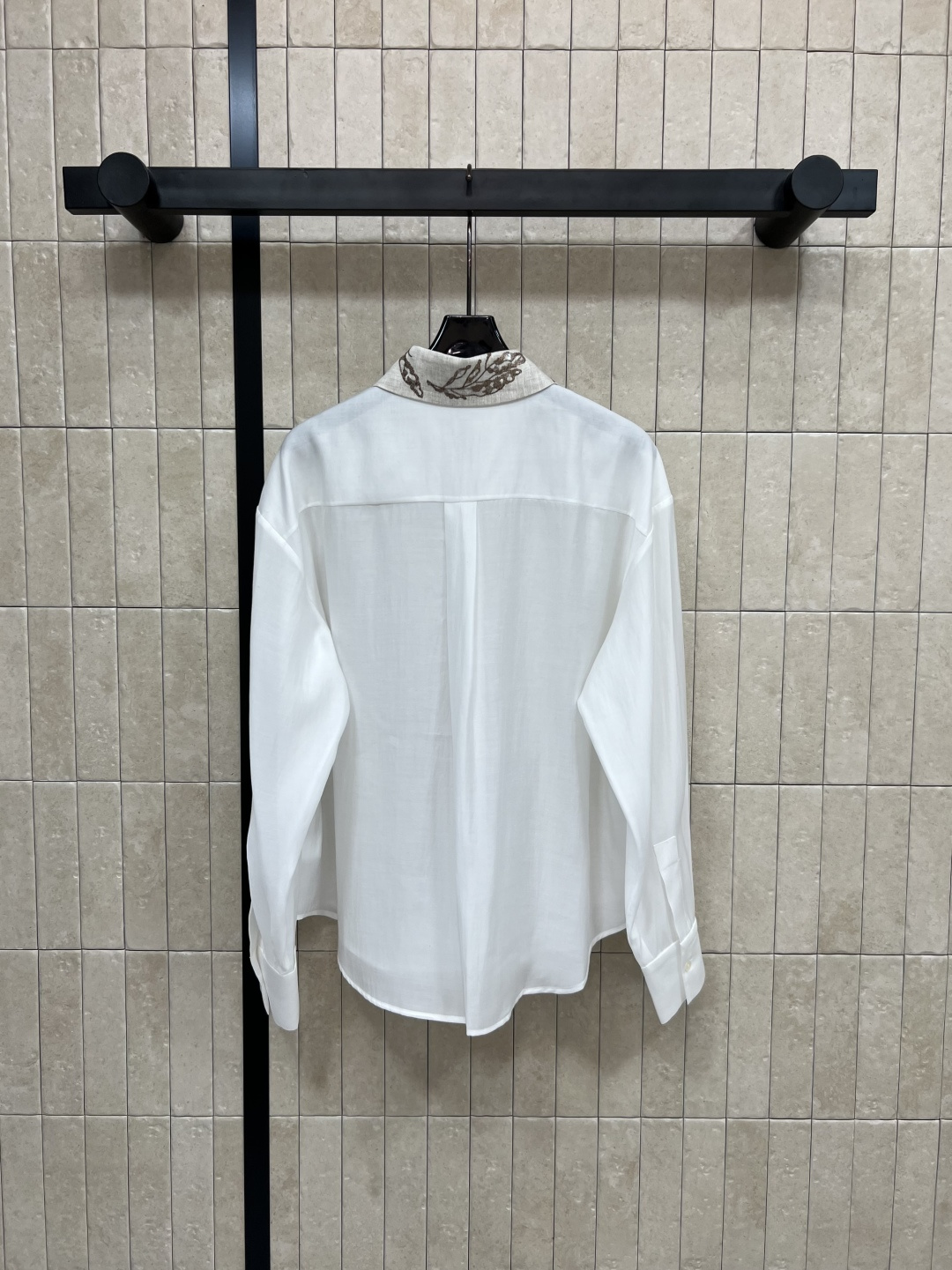 25早秋新款 亮片刺绣翻领亚麻衬衣 重工刺绣亮片小翻领设计 恰到好处的廓形剪裁 上身完全不挑人 搭配各种