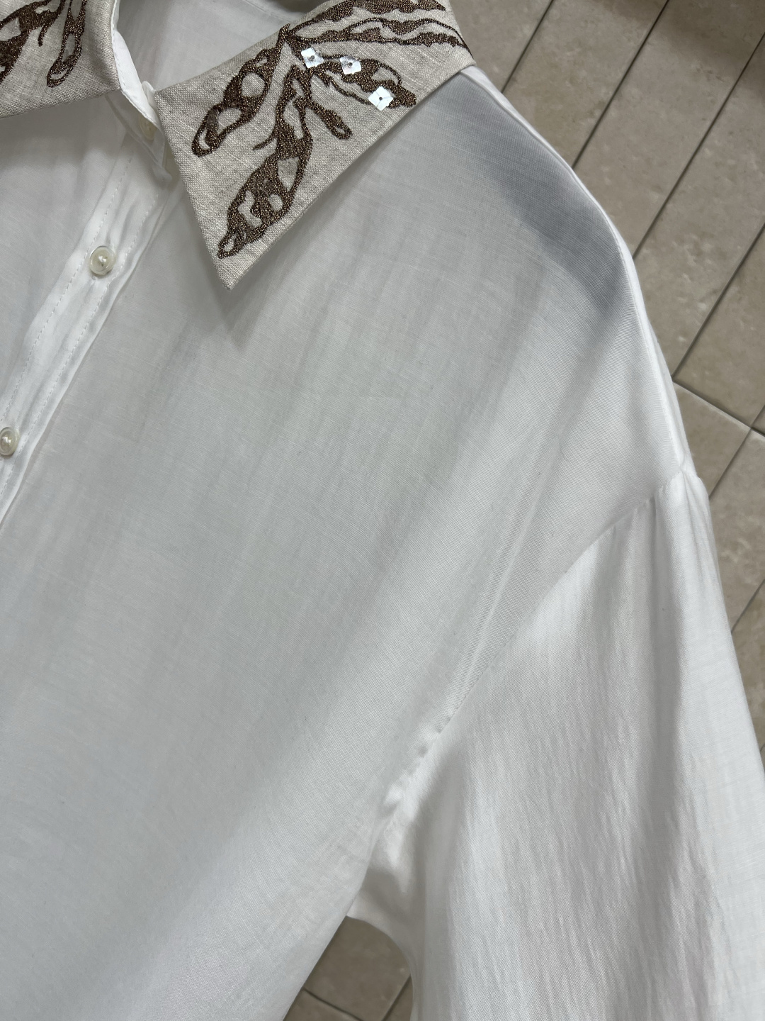 25早秋新款 亮片刺绣翻领亚麻衬衣 重工刺绣亮片小翻领设计 恰到好处的廓形剪裁 上身完全不挑人 搭配各种