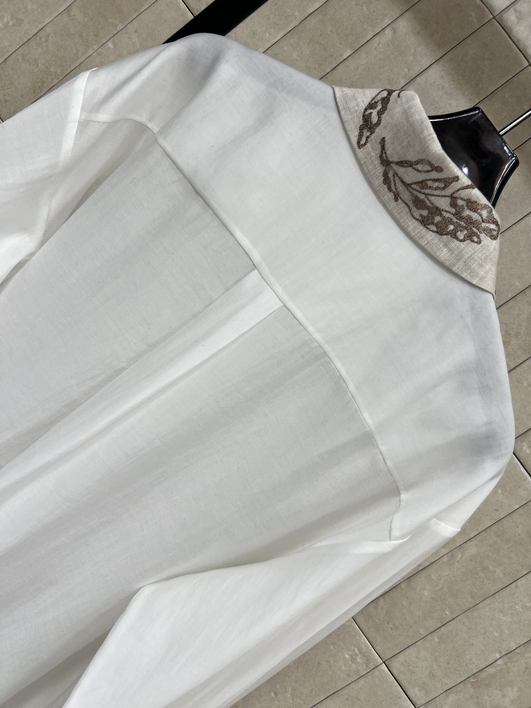 25早秋新款 亮片刺绣翻领亚麻衬衣 重工刺绣亮片小翻领设计 恰到好处的廓形剪裁 上身完全不挑人 搭配各种