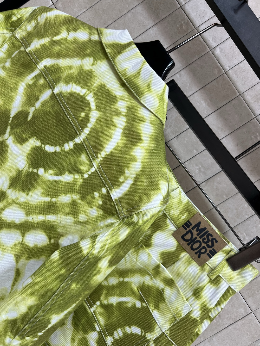 D家 25早秋新款 扎染牛仔系列 翻领夹克外套+高腰短裤 一套上身超拉大长腿 扎染渐变洗水工艺 非常适合