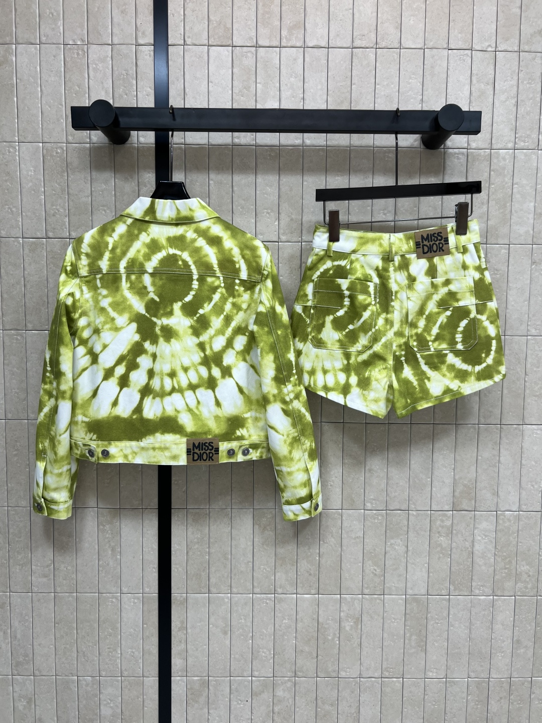 D家 25早秋新款 扎染牛仔系列 翻领夹克外套+高腰短裤 一套上身超拉大长腿 扎染渐变洗水工艺 非常适合