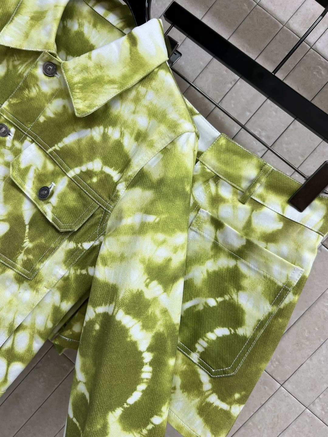 D家 25早秋新款 扎染牛仔系列 翻领夹克外套+高腰短裤 一套上身超拉大长腿 扎染渐变洗水工艺 非常适合