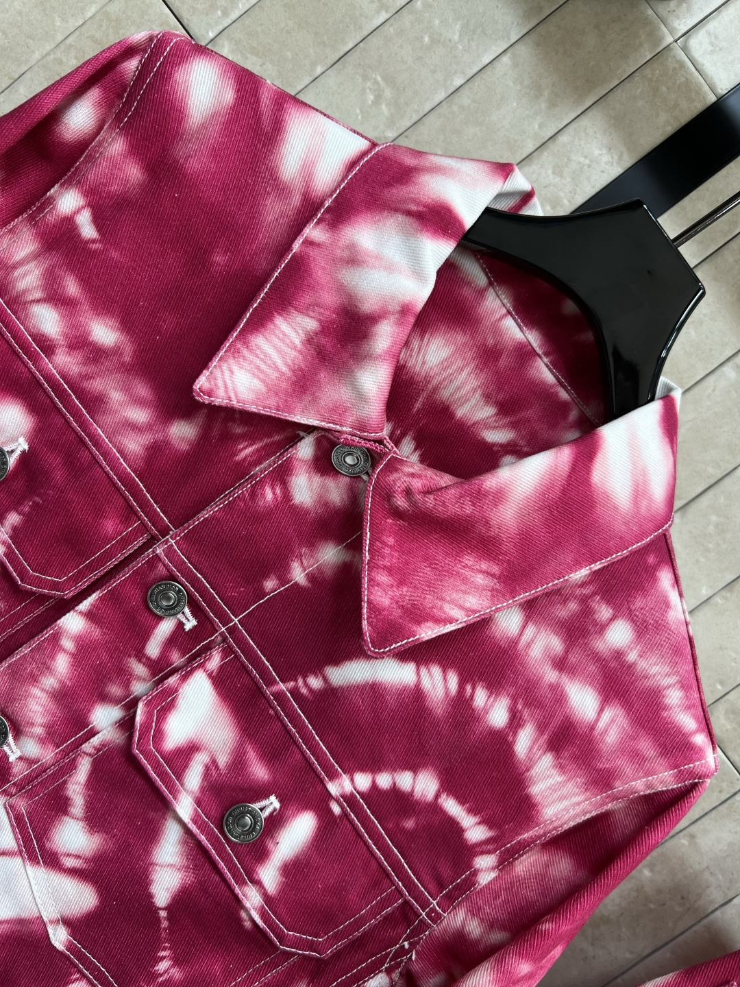 D家 25早秋新款 扎染牛仔系列 翻领夹克外套+高腰短裤 一套上身超拉大长腿 扎染渐变洗水工艺 非常适合