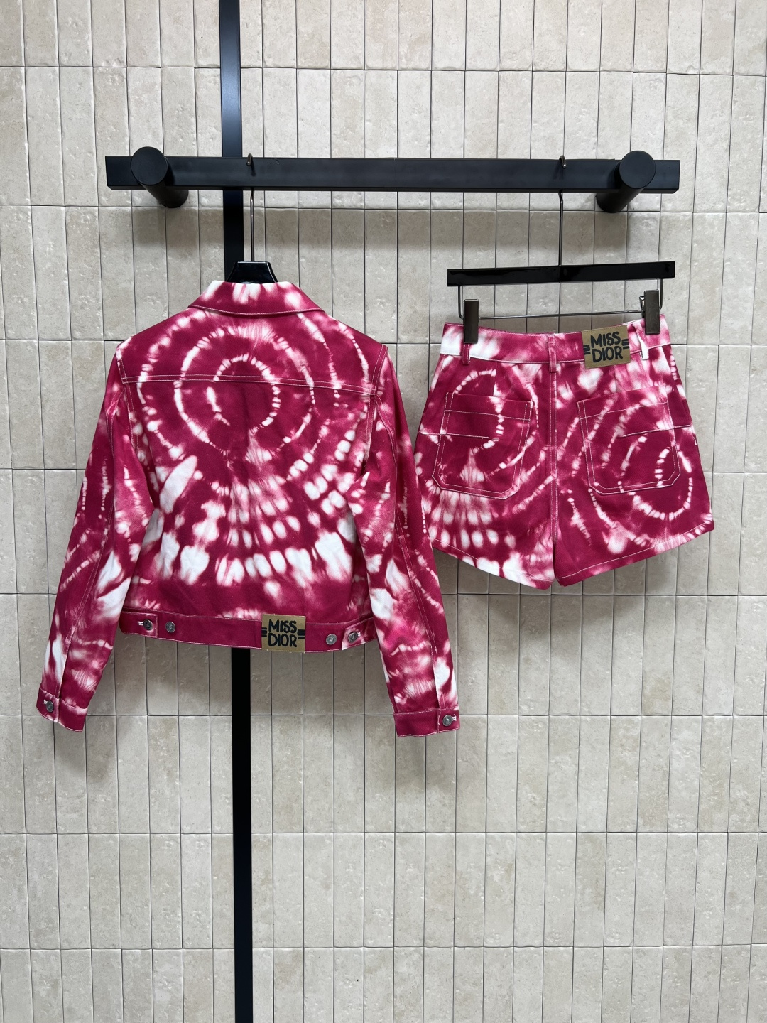 D家 25早秋新款 扎染牛仔系列 翻领夹克外套+高腰短裤 一套上身超拉大长腿 扎染渐变洗水工艺 非常适合