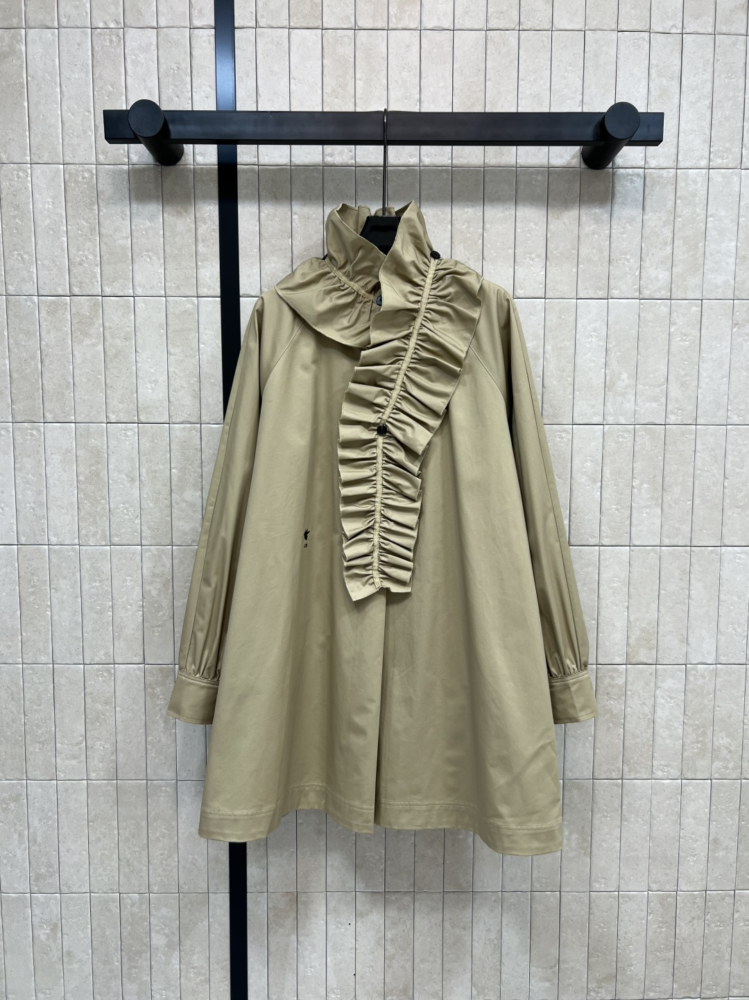 NO:469742,D Home 25 early autumn new style, lotus leaf collar long sleeve shirt skirt, lotus leaf collar has a gentle and intellectual temperament, detachable stand collar design, loose style, versatile, not picky about the figure, khaki pure cotton fabric has a super texture, exquisite logo button embellishment, gentle and casual temperament, easy to grasp, one color, three codes Size/S-M-L,,dior, skirts,shirts,alexander wang19860909D家 25早秋新款 荷叶领长袖衬衫裙 荷叶领自带温柔知性气质 可拆卸立领设计 宽松版型 百搭完全不挑身材 卡其色纯棉面料质感超赞 精致的logo纽扣点缀 温柔随性的气质轻松拿捏 一色三码 Size/S-M-L,,dior,skirts,shirts,alexander wang,Women's clothing