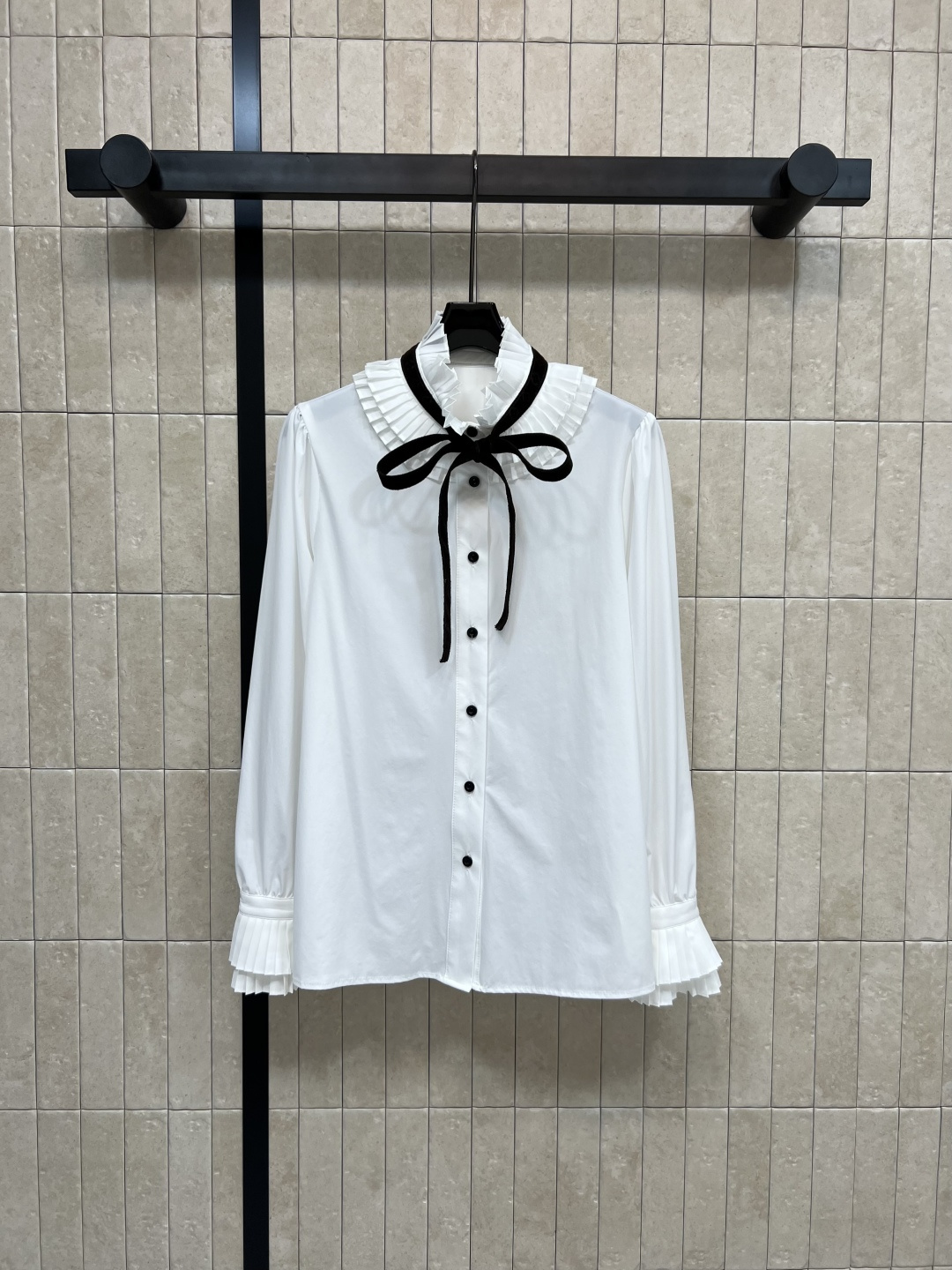 NO:469752,L family 25 early autumn new style, lace collar old-fashioned spliced ​​palace style shirt, the upper body is a temperamental princess, satisfying the exquisite princess dream of any girl, it looks good whenever it is matched, neckline cuffs, high-temperature pleated lace design, classic presbyopia pattern tether decoration, simple and high-end, top body temperament full, essential items for celebrities, one color three-code Size/S-M-L,, louis vuitton, alexander wang19860909L家 25早秋新款 花边领老花拼接宫廷风衬衣 上身就是气质公主 满足任何一个女孩子的精致公主梦 随便搭配都好看 领口袖口高温压褶花边设计 经典老花图案系绳装饰 简约又高级 上身气质拉满 名媛必备单品 一色三码Size/S-M-L,,louis vuitton,alexander wang,Women's clothing