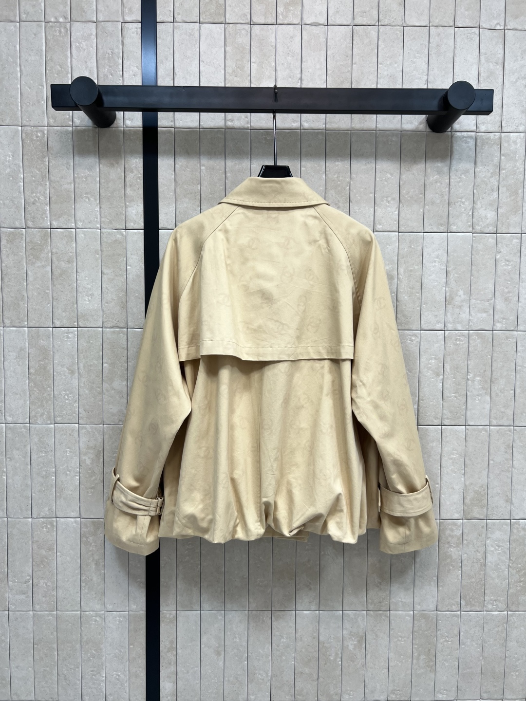 小香家 25早秋新款 短款风衣外套 花苞设计宽松短款版型 上身精致又干练得体 很少见到的短风衣 小个子也