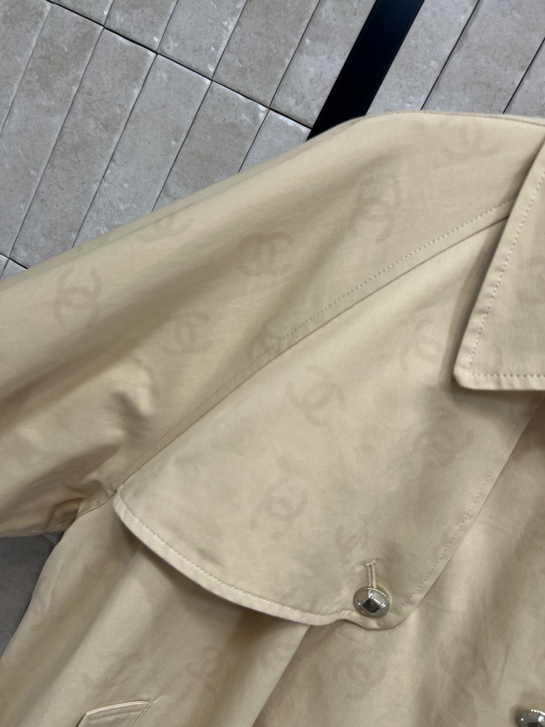 小香家 25早秋新款 短款风衣外套 花苞设计宽松短款版型 上身精致又干练得体 很少见到的短风衣 小个子也