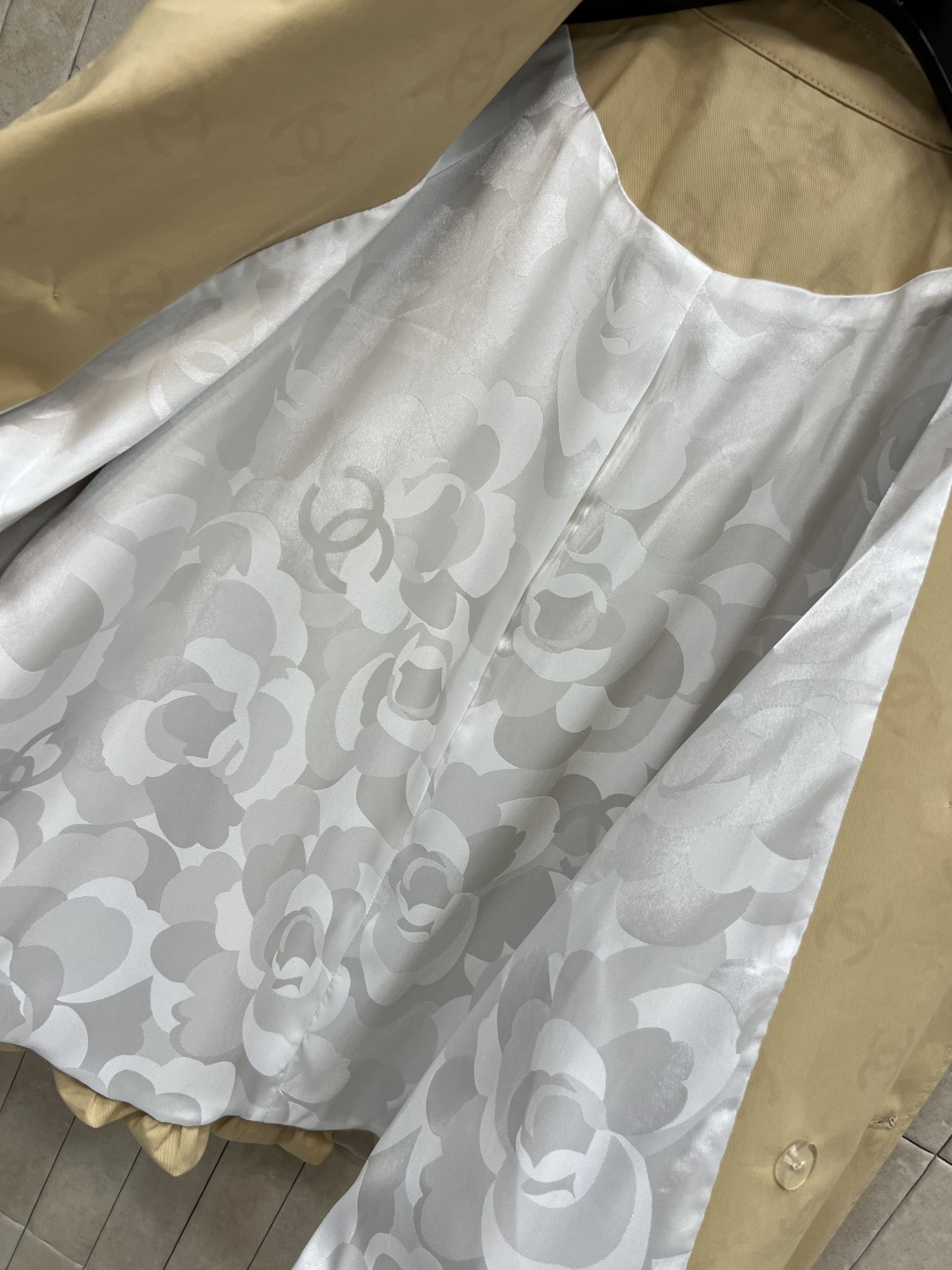 小香家 25早秋新款 短款风衣外套 花苞设计宽松短款版型 上身精致又干练得体 很少见到的短风衣 小个子也