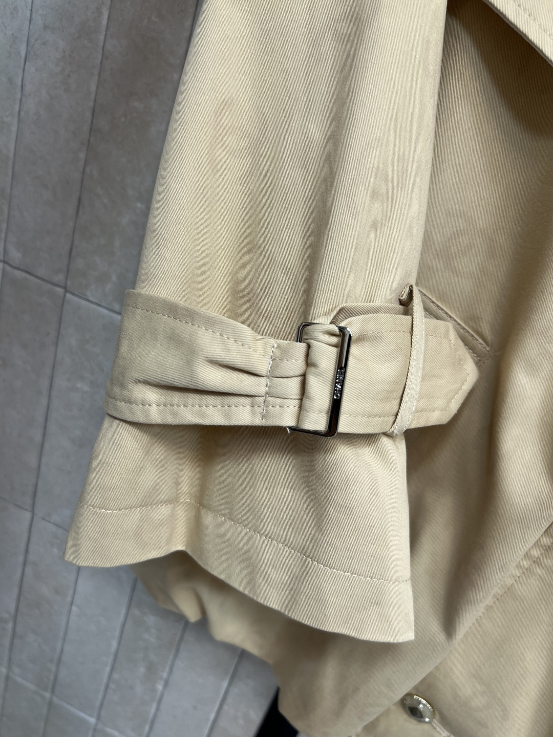 小香家 25早秋新款 短款风衣外套 花苞设计宽松短款版型 上身精致又干练得体 很少见到的短风衣 小个子也