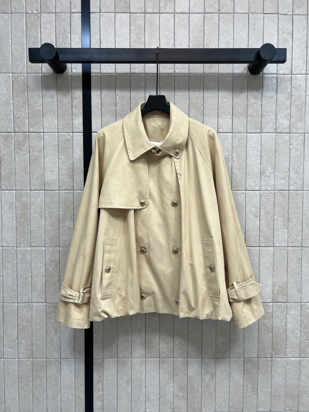NO:469763,Xiaoxiangjia 25 early autumn new short windbreaker jacket, loose and short style, exquisite and capable upper body, rarely seen short windbreaker, small one can easily control the golden proportion of body, it is also easy to match, and it is easy to match. Customized fabrics are covered with stylish linings, and the lining is also a classic camellia pattern. Double-breasted embellishment is excellent. Recommended temperament items in early autumn. One color, three-code Size/S-M-L,,chanel, jackets & coats, gold, alexander wang19860909小香家 25早秋新款 短款风衣外套 花苞设计宽松短款版型 上身精致又干练得体 很少见到的短风衣 小个子也能轻松驾驭 黄金比例身材立马get 搭配起来也很随心应手 定制的面料挻括有型 里衬也是经典山茶花图案 双排扣点缀超赞 早秋推荐气质单品 一色三码Size/S-M-L,,chanel,jackets & coats,gold,alexander wang,Women's clothing