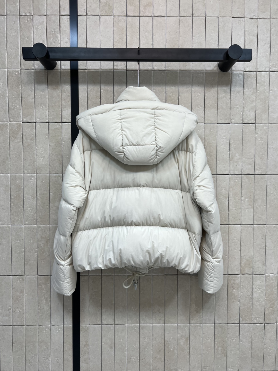 LW家 25早秋新款 连帽立领短款面包羽绒服 可拆卸连帽立领设计 短款面包服版型 下摆花边苞抽绳收腰设计
