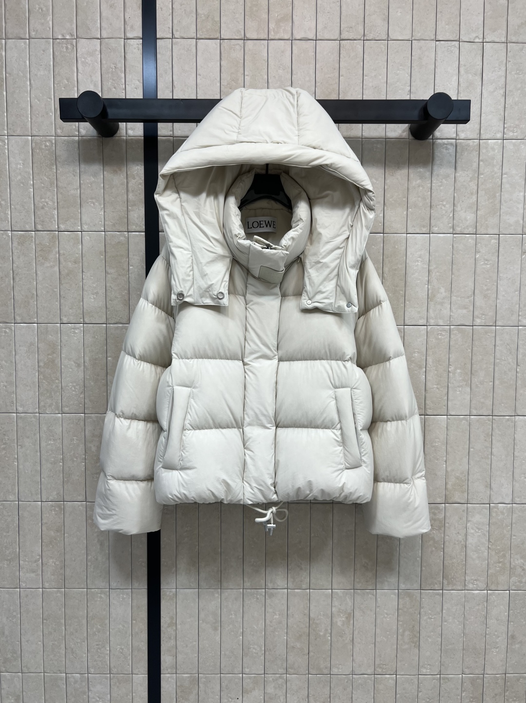 LW家 25早秋新款 连帽立领短款面包羽绒服 可拆卸连帽立领设计 短款面包服版型 下摆花边苞抽绳收腰设计