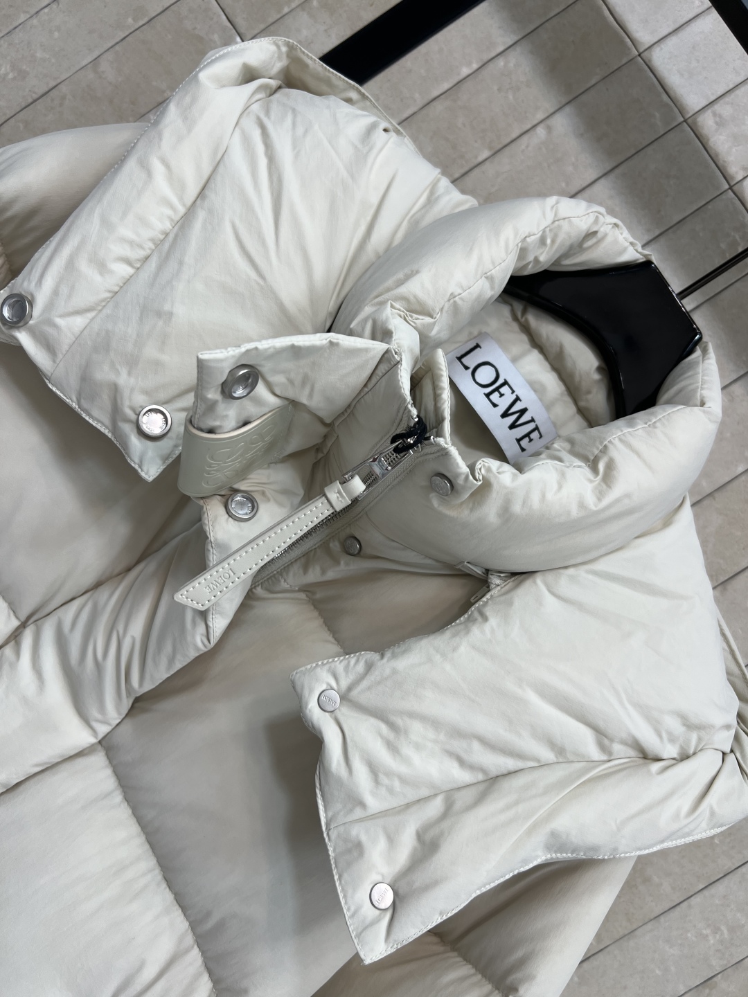 LW家 25早秋新款 连帽立领短款面包羽绒服 可拆卸连帽立领设计 短款面包服版型 下摆花边苞抽绳收腰设计