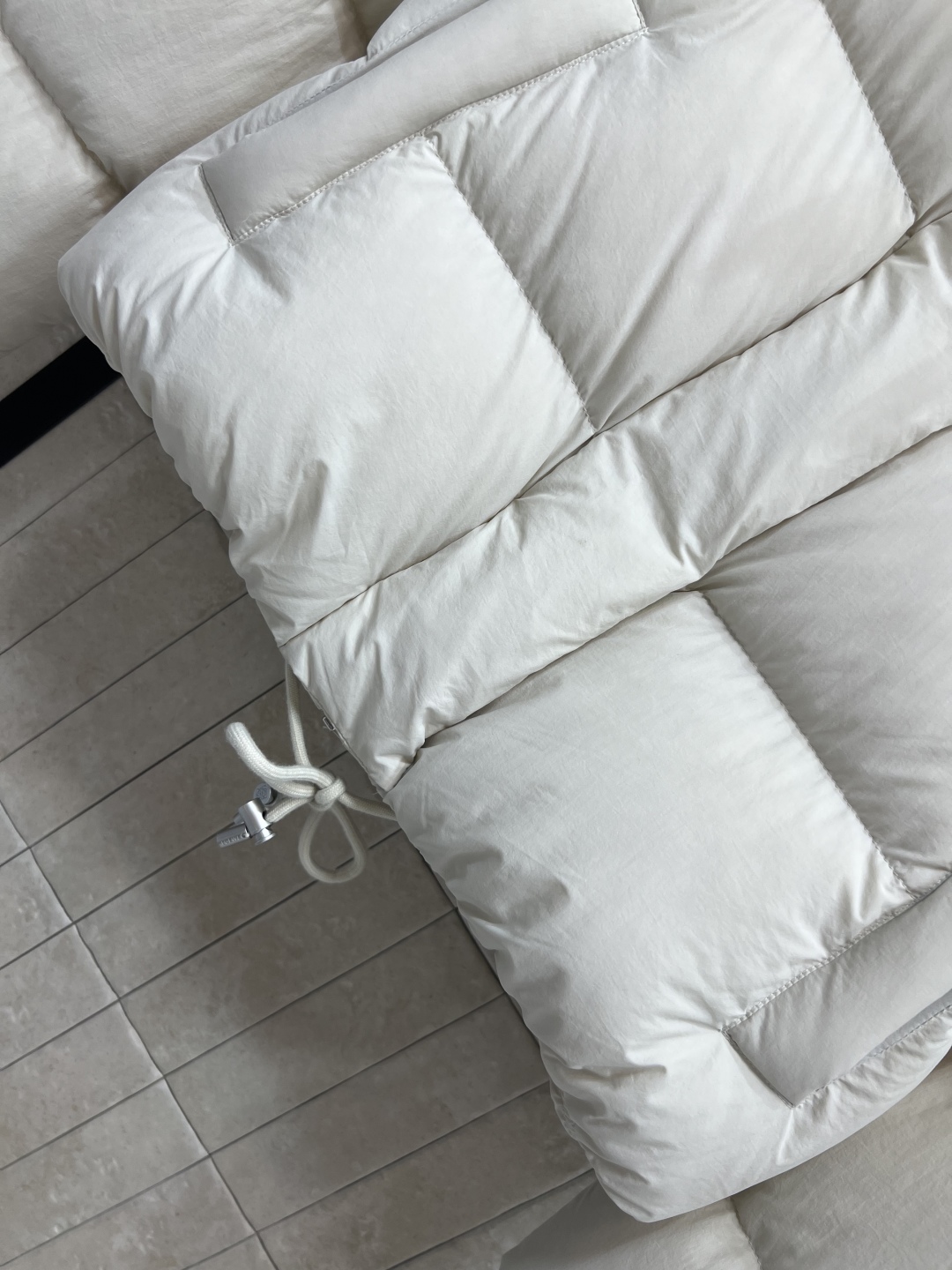 LW家 25早秋新款 连帽立领短款面包羽绒服 可拆卸连帽立领设计 短款面包服版型 下摆花边苞抽绳收腰设计