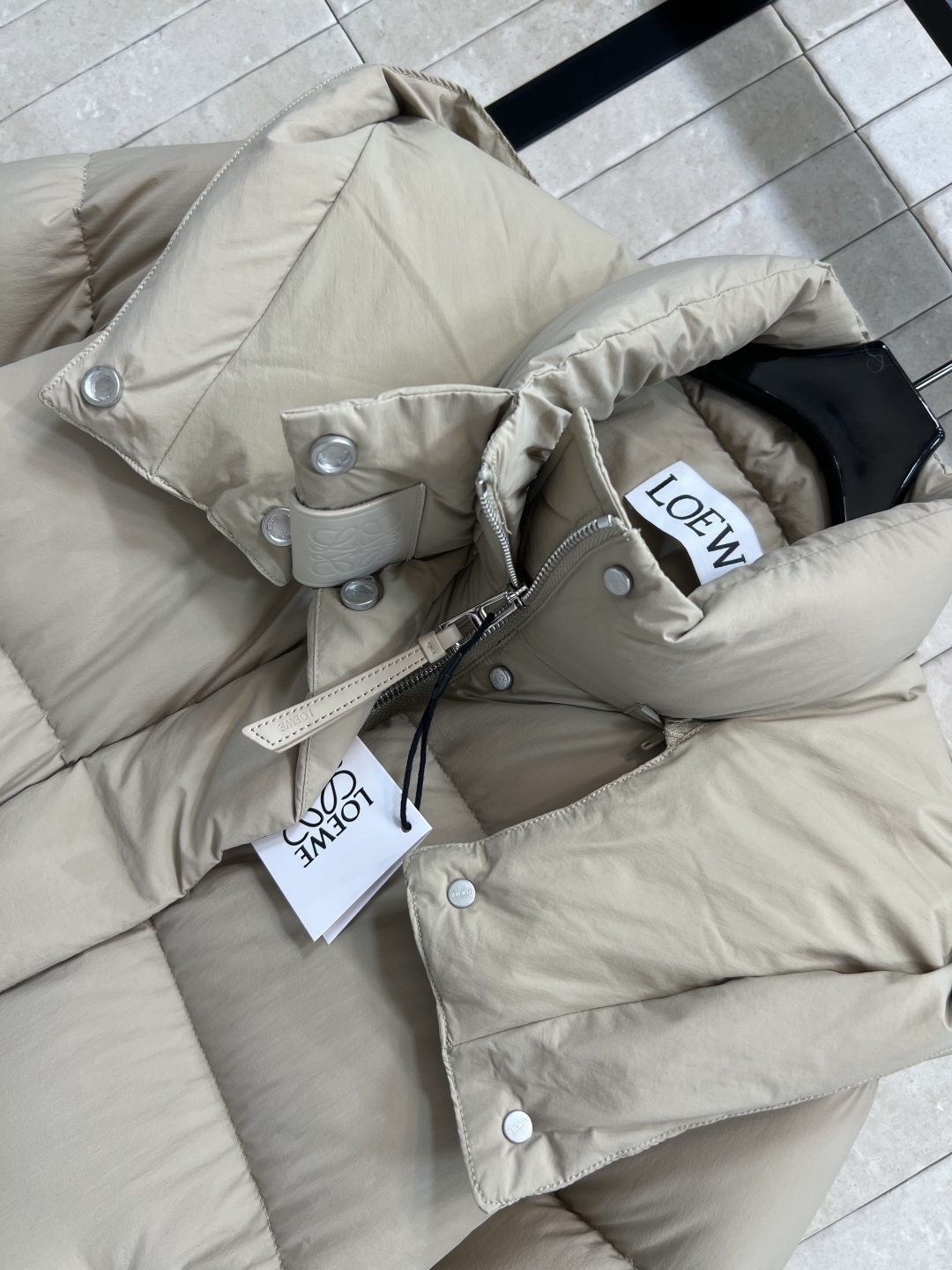 LW家 25早秋新款 连帽立领短款面包羽绒服 可拆卸连帽立领设计 短款面包服版型 下摆花边苞抽绳收腰设计