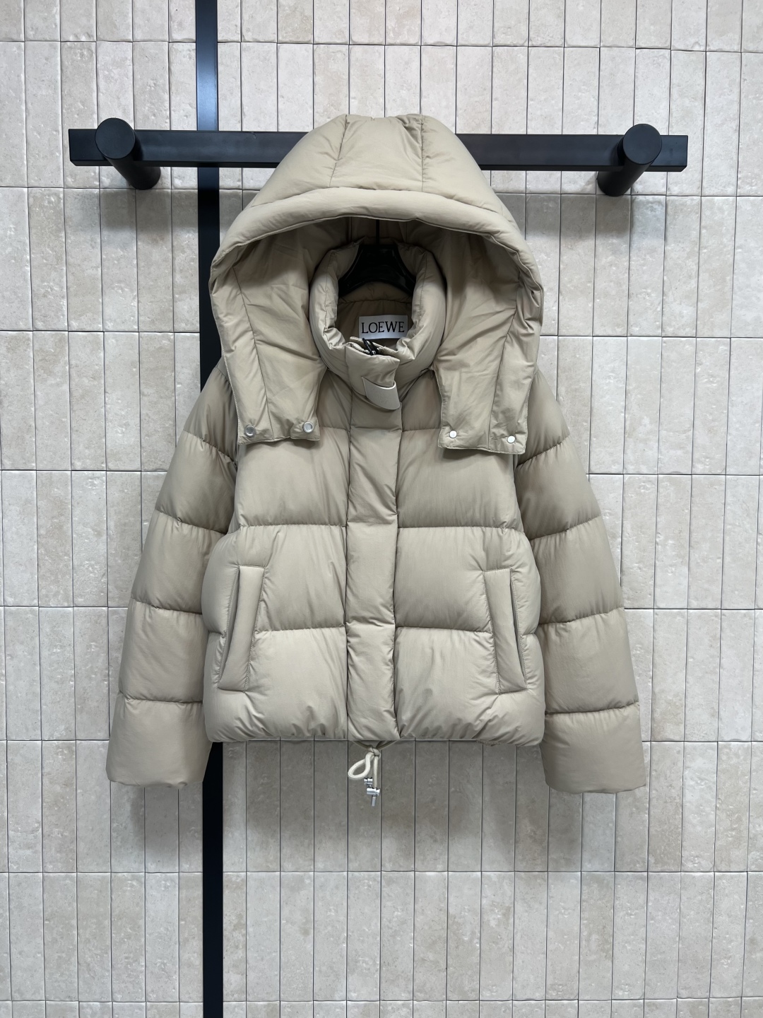 LW家 25早秋新款 连帽立领短款面包羽绒服 可拆卸连帽立领设计 短款面包服版型 下摆花边苞抽绳收腰设计