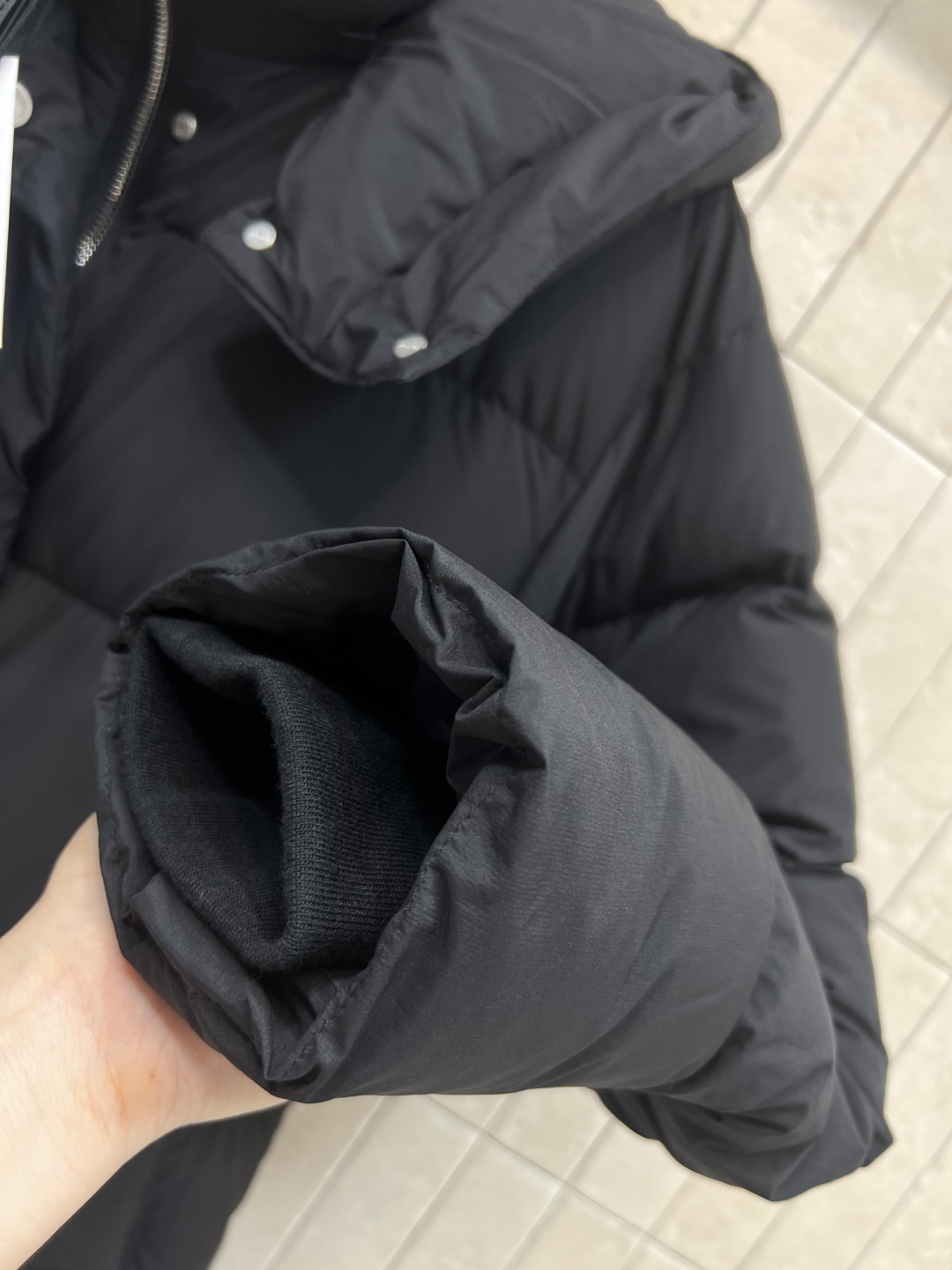 LW家 25早秋新款 连帽立领短款面包羽绒服 可拆卸连帽立领设计 短款面包服版型 下摆花边苞抽绳收腰设计