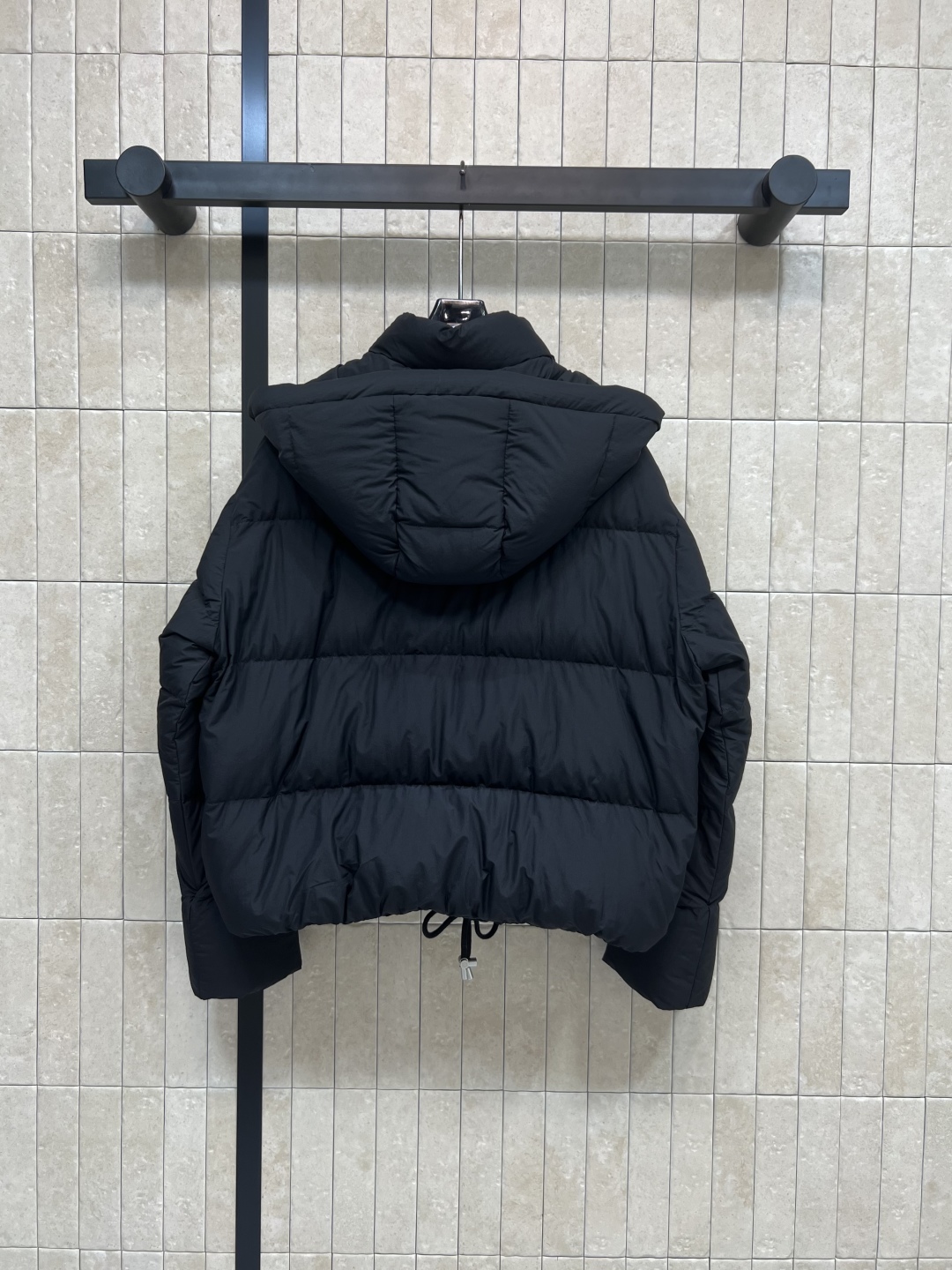 LW家 25早秋新款 连帽立领短款面包羽绒服 可拆卸连帽立领设计 短款面包服版型 下摆花边苞抽绳收腰设计