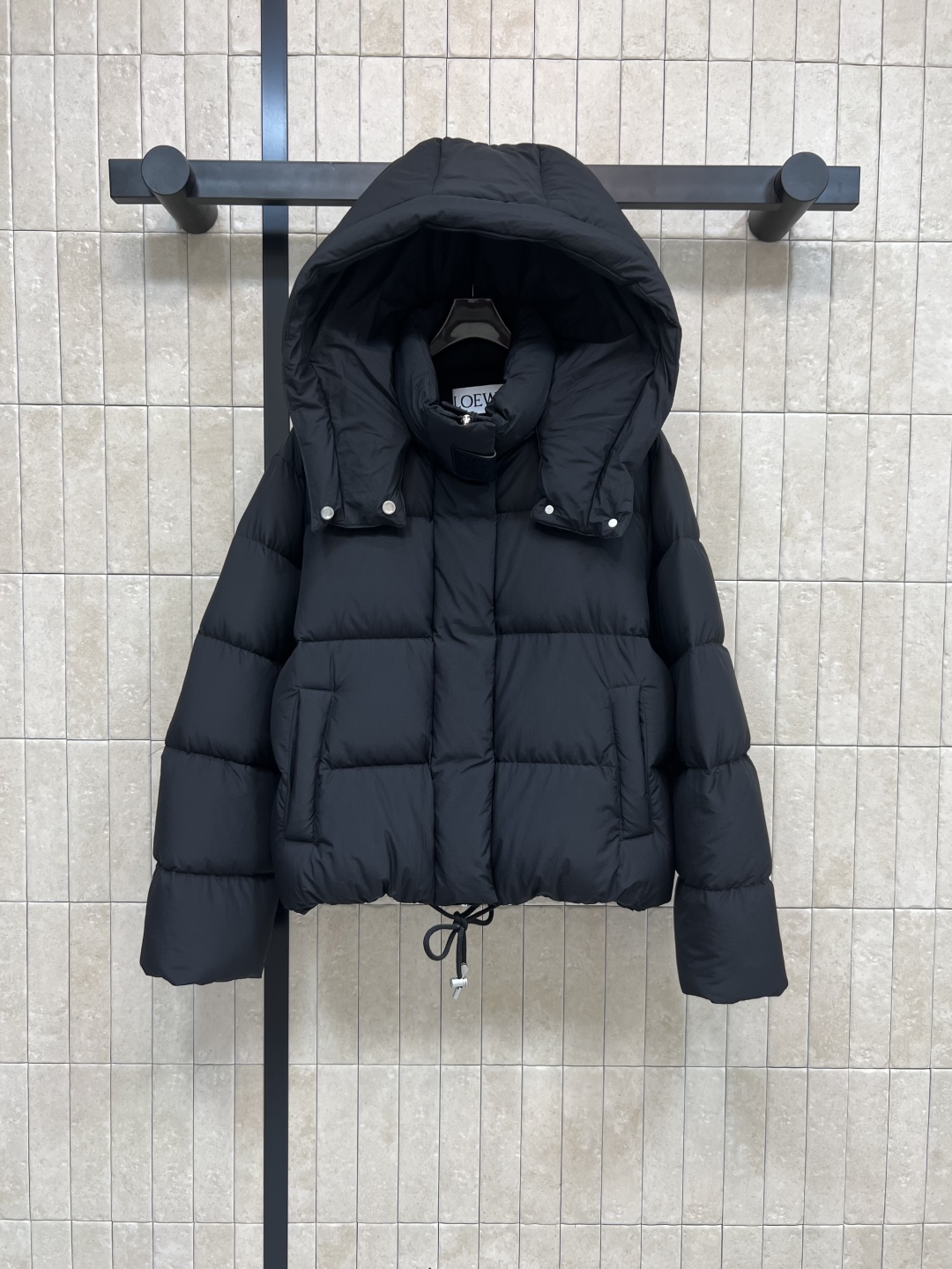 LW家 25早秋新款 连帽立领短款面包羽绒服 可拆卸连帽立领设计 短款面包服版型 下摆花边苞抽绳收腰设计