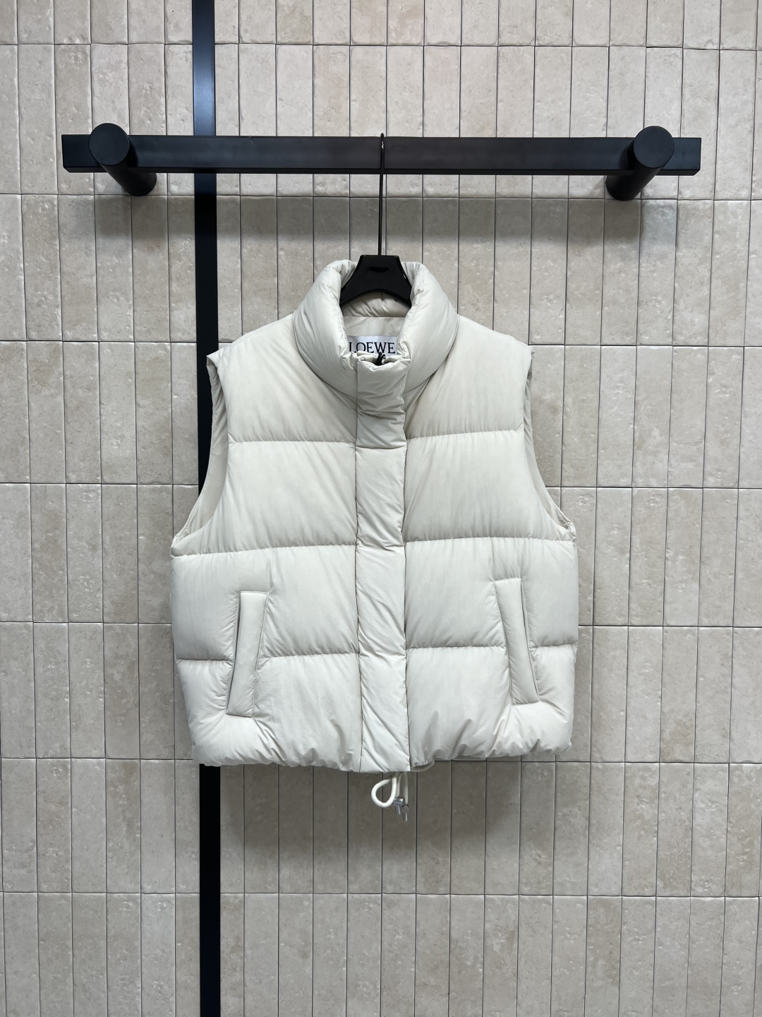 LW家 25秋冬新款 立领短款面包羽绒服马甲 立领短款面包服版型 下摆花边苞抽绳收腰设计 上身帅气时髦 
