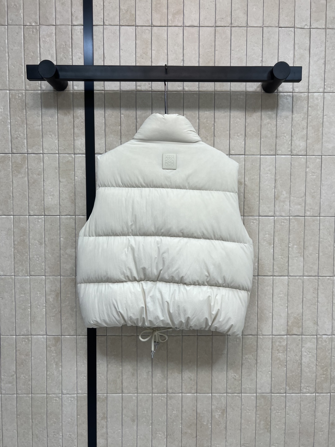 LW家 25秋冬新款 立领短款面包羽绒服马甲 立领短款面包服版型 下摆花边苞抽绳收腰设计 上身帅气时髦 