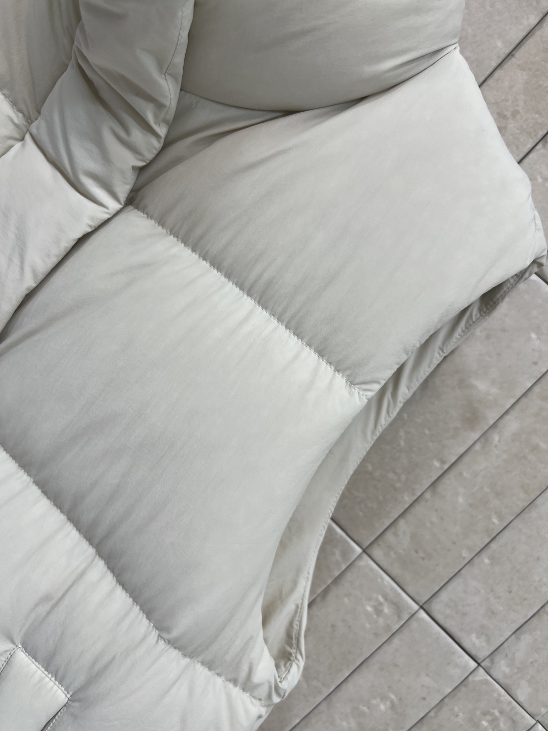 LW家 25秋冬新款 立领短款面包羽绒服马甲 立领短款面包服版型 下摆花边苞抽绳收腰设计 上身帅气时髦 