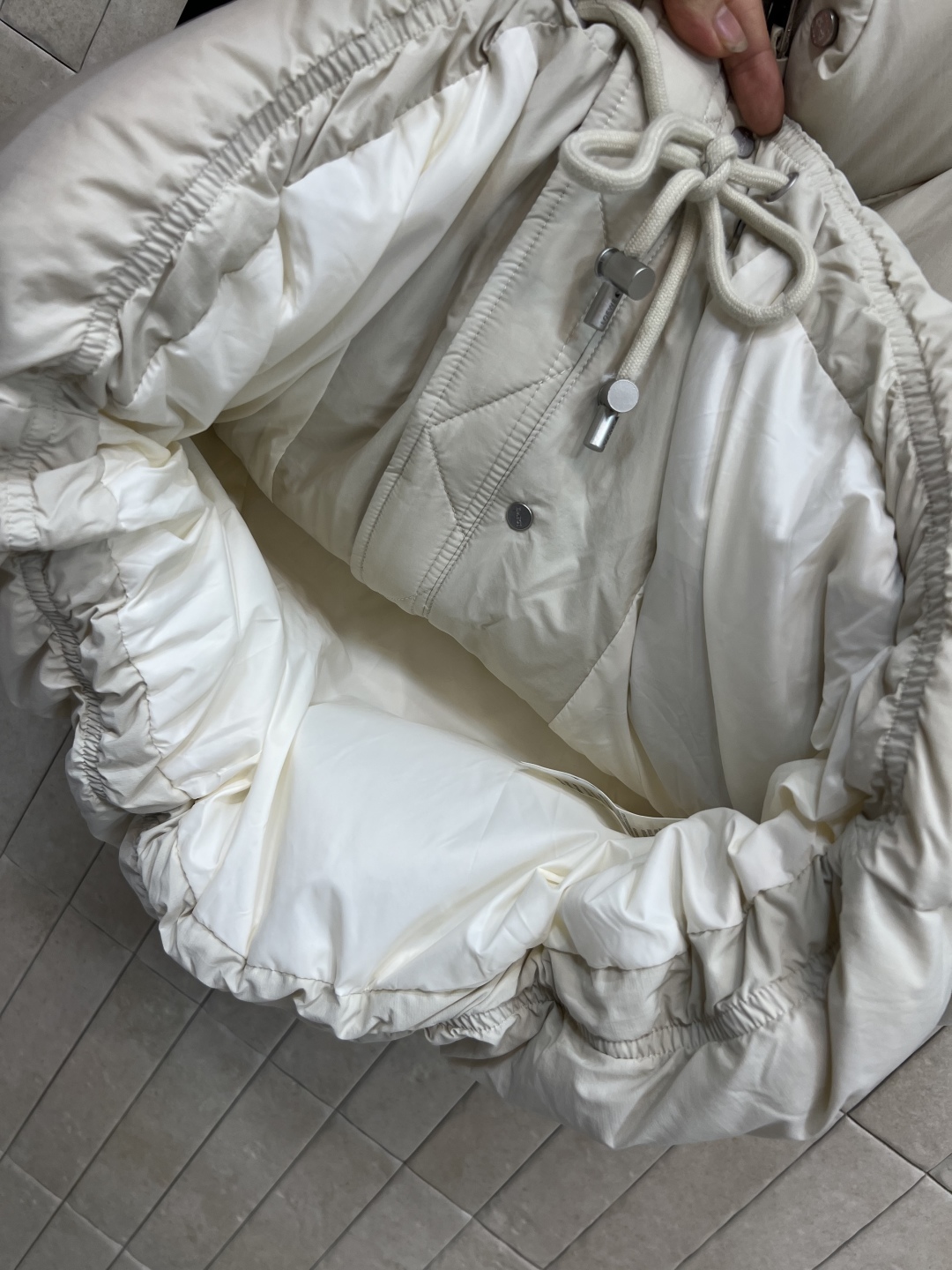 LW家 25秋冬新款 立领短款面包羽绒服马甲 立领短款面包服版型 下摆花边苞抽绳收腰设计 上身帅气时髦 