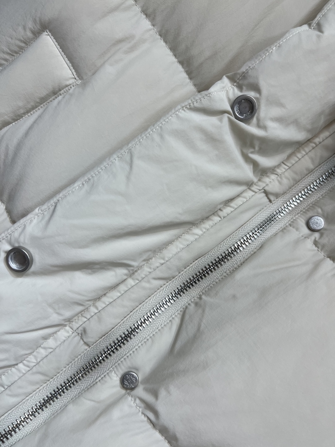 LW家 25秋冬新款 立领短款面包羽绒服马甲 立领短款面包服版型 下摆花边苞抽绳收腰设计 上身帅气时髦 