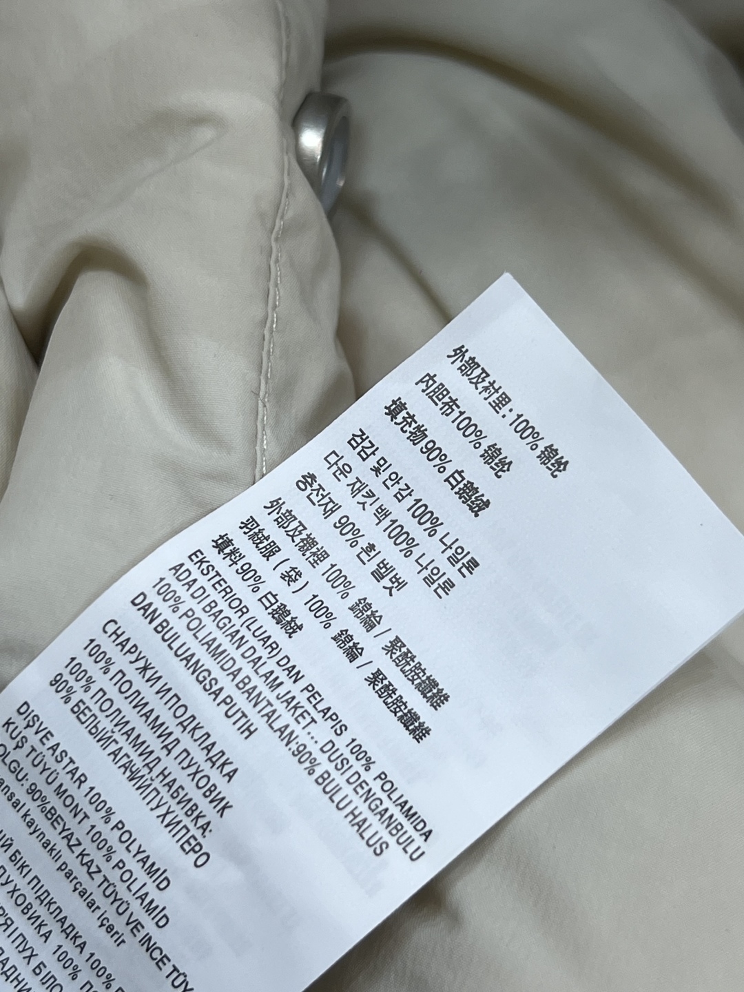 LW家 25秋冬新款 立领短款面包羽绒服马甲 立领短款面包服版型 下摆花边苞抽绳收腰设计 上身帅气时髦 