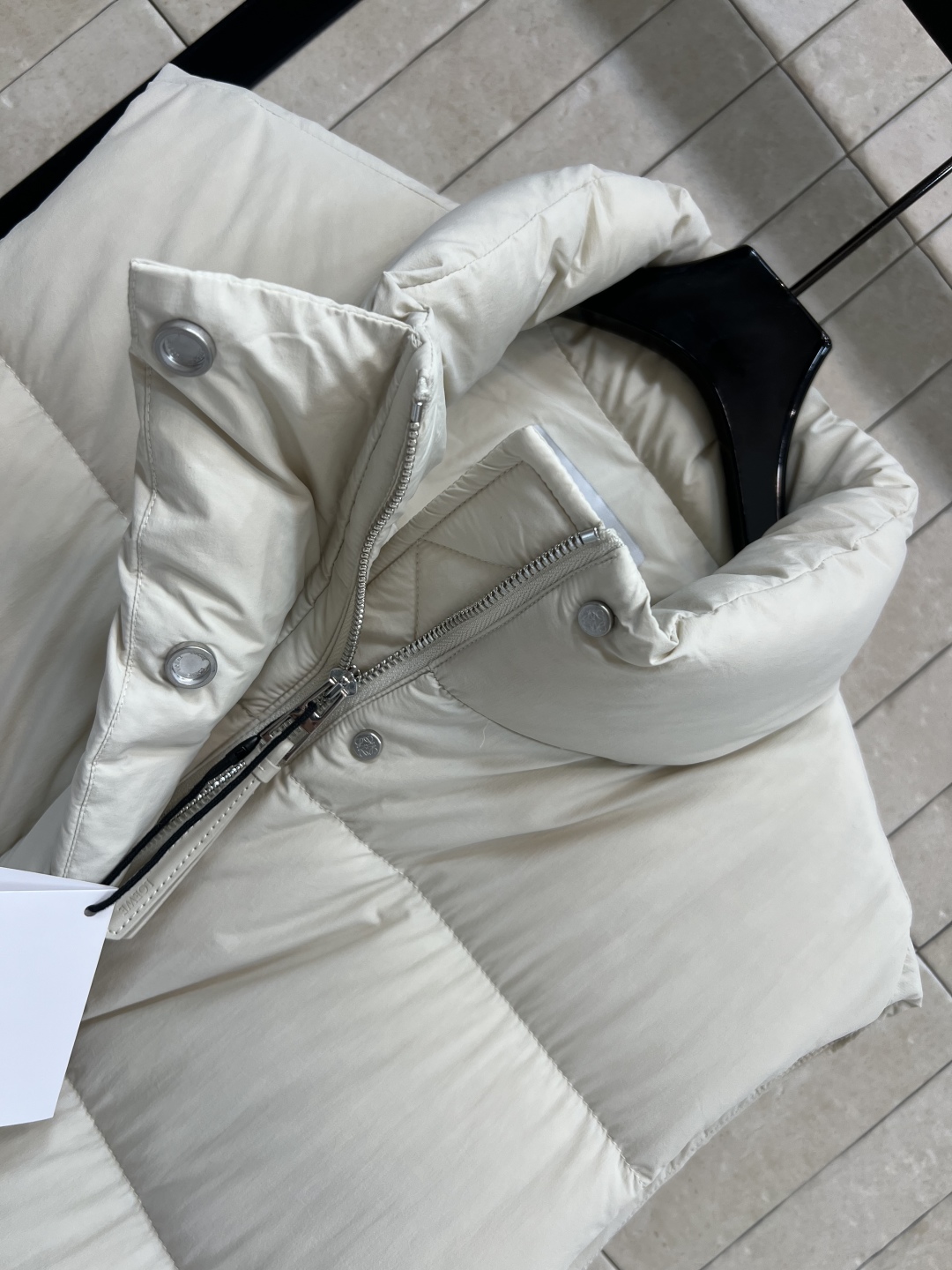 LW家 25秋冬新款 立领短款面包羽绒服马甲 立领短款面包服版型 下摆花边苞抽绳收腰设计 上身帅气时髦 