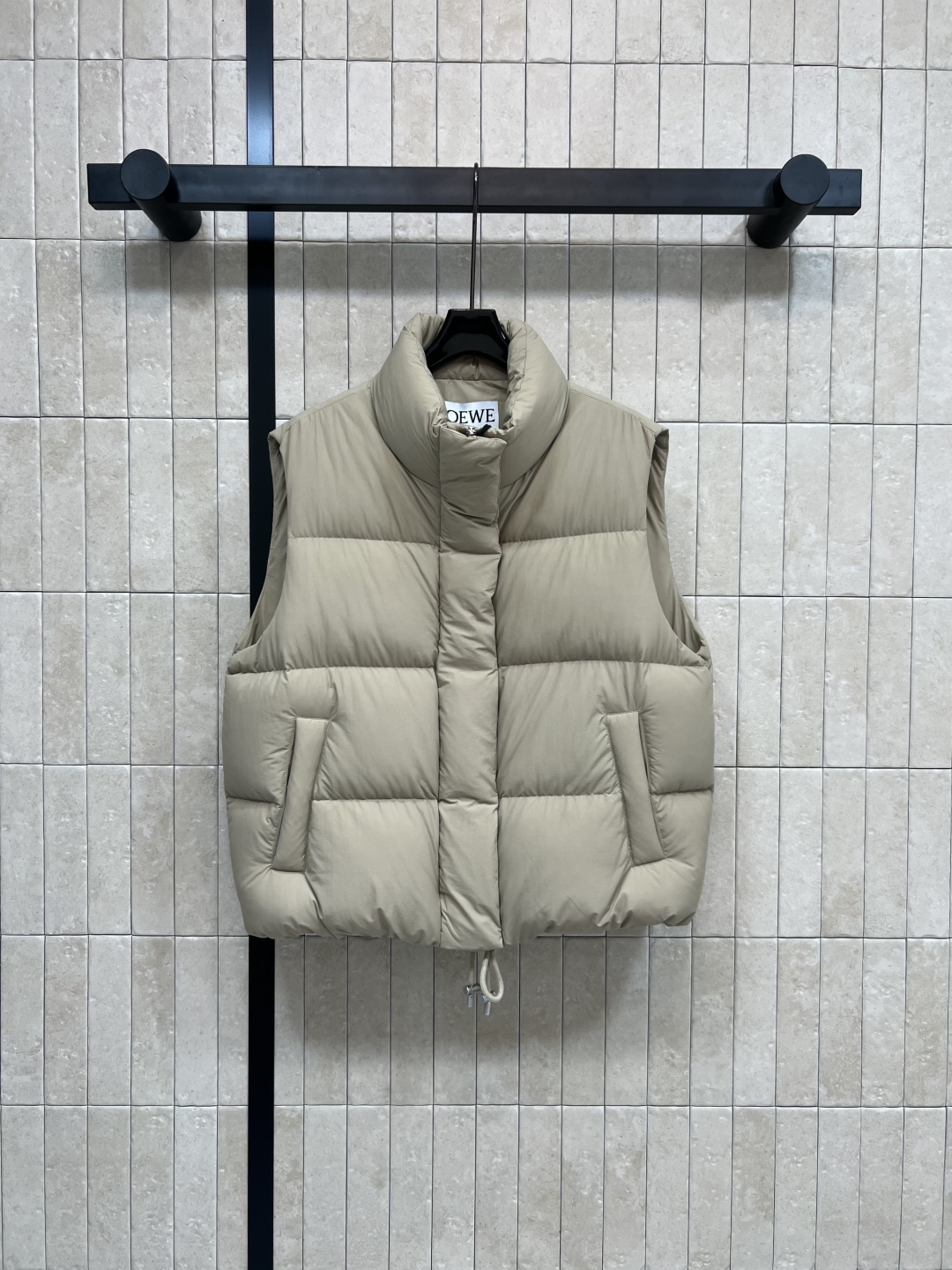 LW家 25秋冬新款 立领短款面包羽绒服马甲 立领短款面包服版型 下摆花边苞抽绳收腰设计 上身帅气时髦 