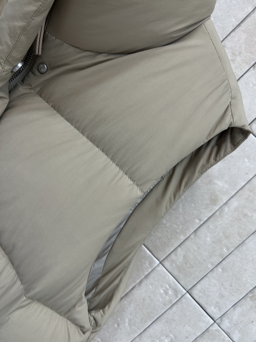 LW家 25秋冬新款 立领短款面包羽绒服马甲 立领短款面包服版型 下摆花边苞抽绳收腰设计 上身帅气时髦 