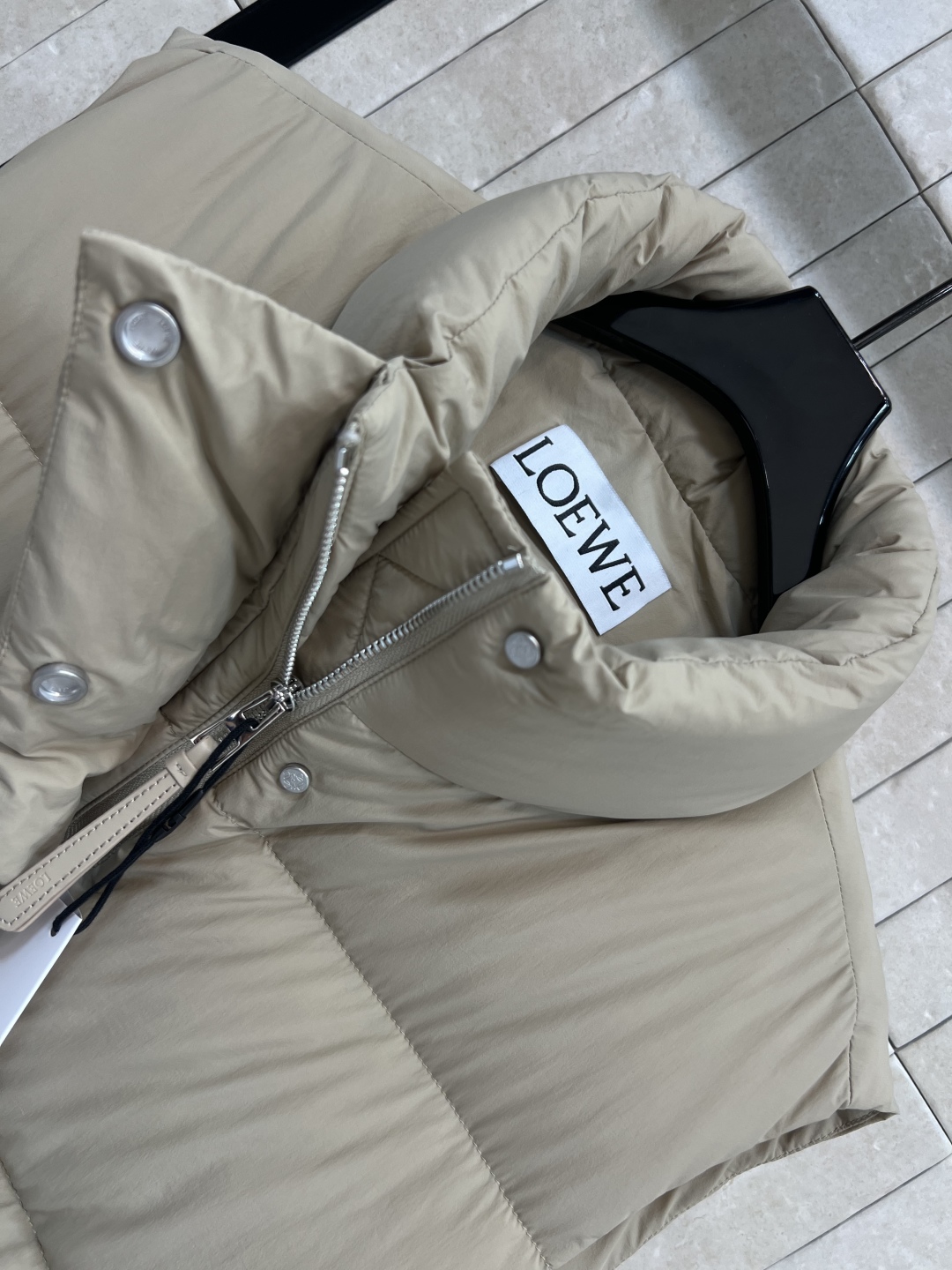 LW家 25秋冬新款 立领短款面包羽绒服马甲 立领短款面包服版型 下摆花边苞抽绳收腰设计 上身帅气时髦 