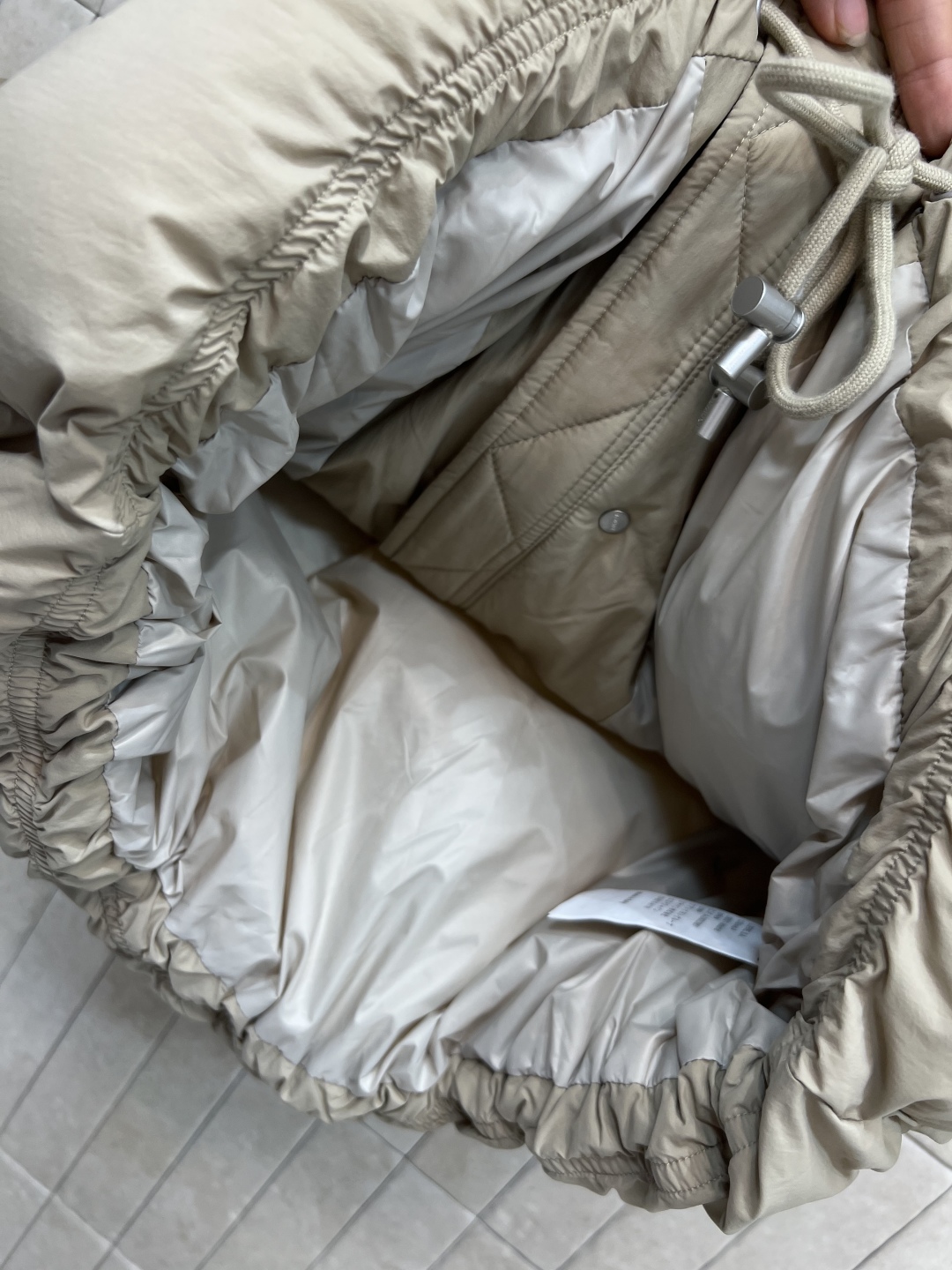 LW家 25秋冬新款 立领短款面包羽绒服马甲 立领短款面包服版型 下摆花边苞抽绳收腰设计 上身帅气时髦 