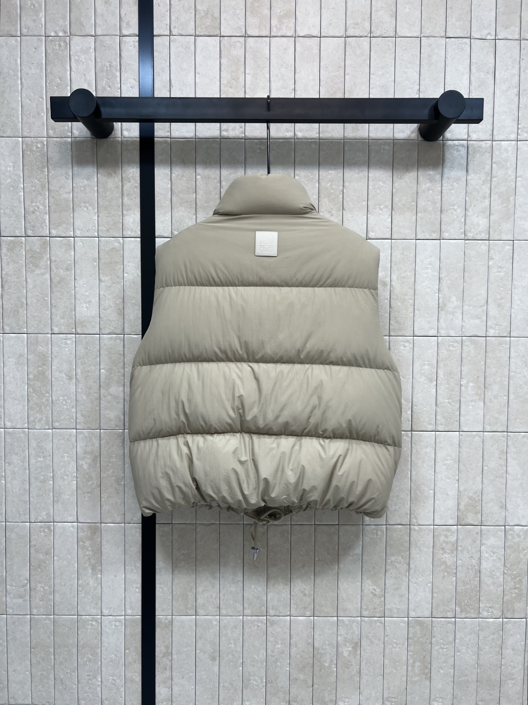 LW家 25秋冬新款 立领短款面包羽绒服马甲 立领短款面包服版型 下摆花边苞抽绳收腰设计 上身帅气时髦 