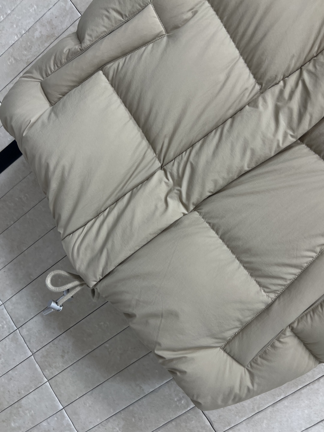LW家 25秋冬新款 立领短款面包羽绒服马甲 立领短款面包服版型 下摆花边苞抽绳收腰设计 上身帅气时髦 