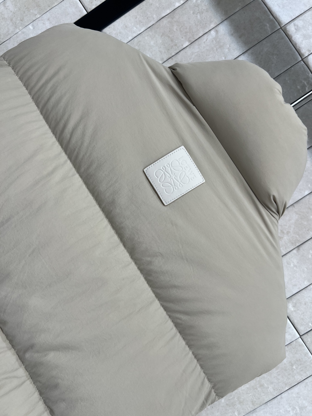LW家 25秋冬新款 立领短款面包羽绒服马甲 立领短款面包服版型 下摆花边苞抽绳收腰设计 上身帅气时髦 