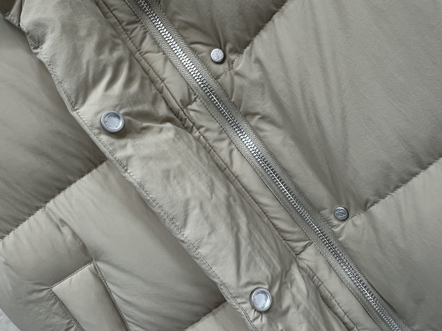 LW家 25秋冬新款 立领短款面包羽绒服马甲 立领短款面包服版型 下摆花边苞抽绳收腰设计 上身帅气时髦 