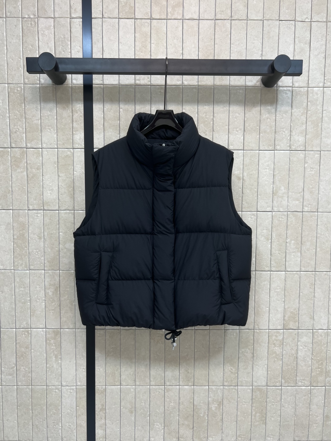 LW家 25秋冬新款 立领短款面包羽绒服马甲 立领短款面包服版型 下摆花边苞抽绳收腰设计 上身帅气时髦 