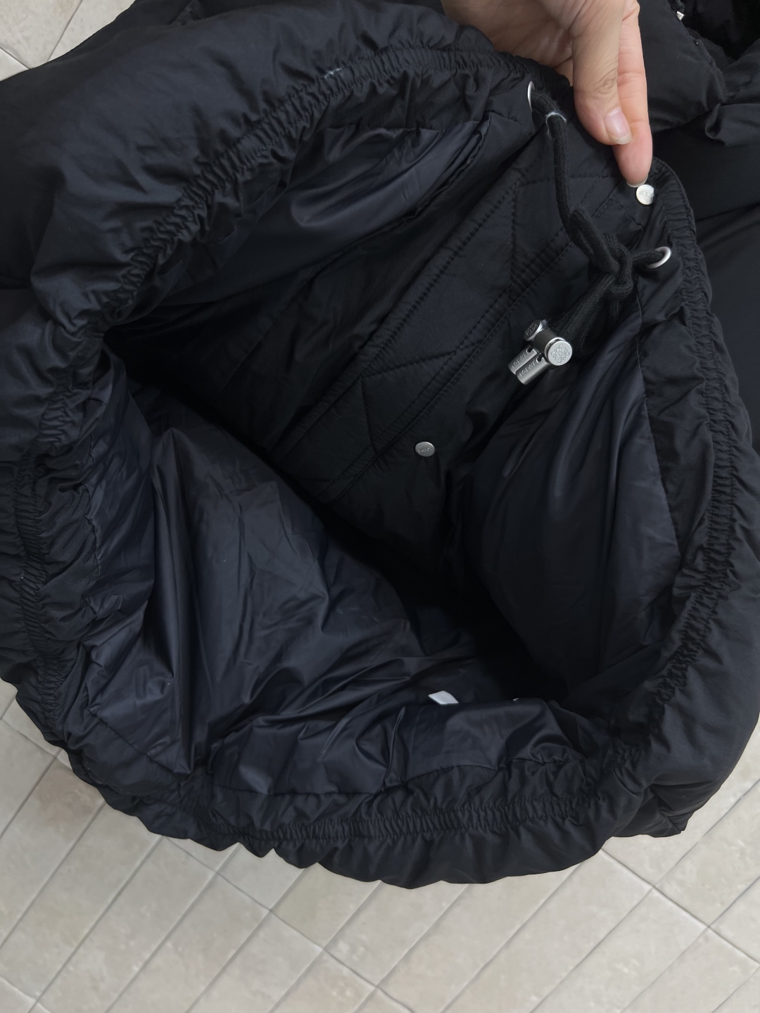 LW家 25秋冬新款 立领短款面包羽绒服马甲 立领短款面包服版型 下摆花边苞抽绳收腰设计 上身帅气时髦 