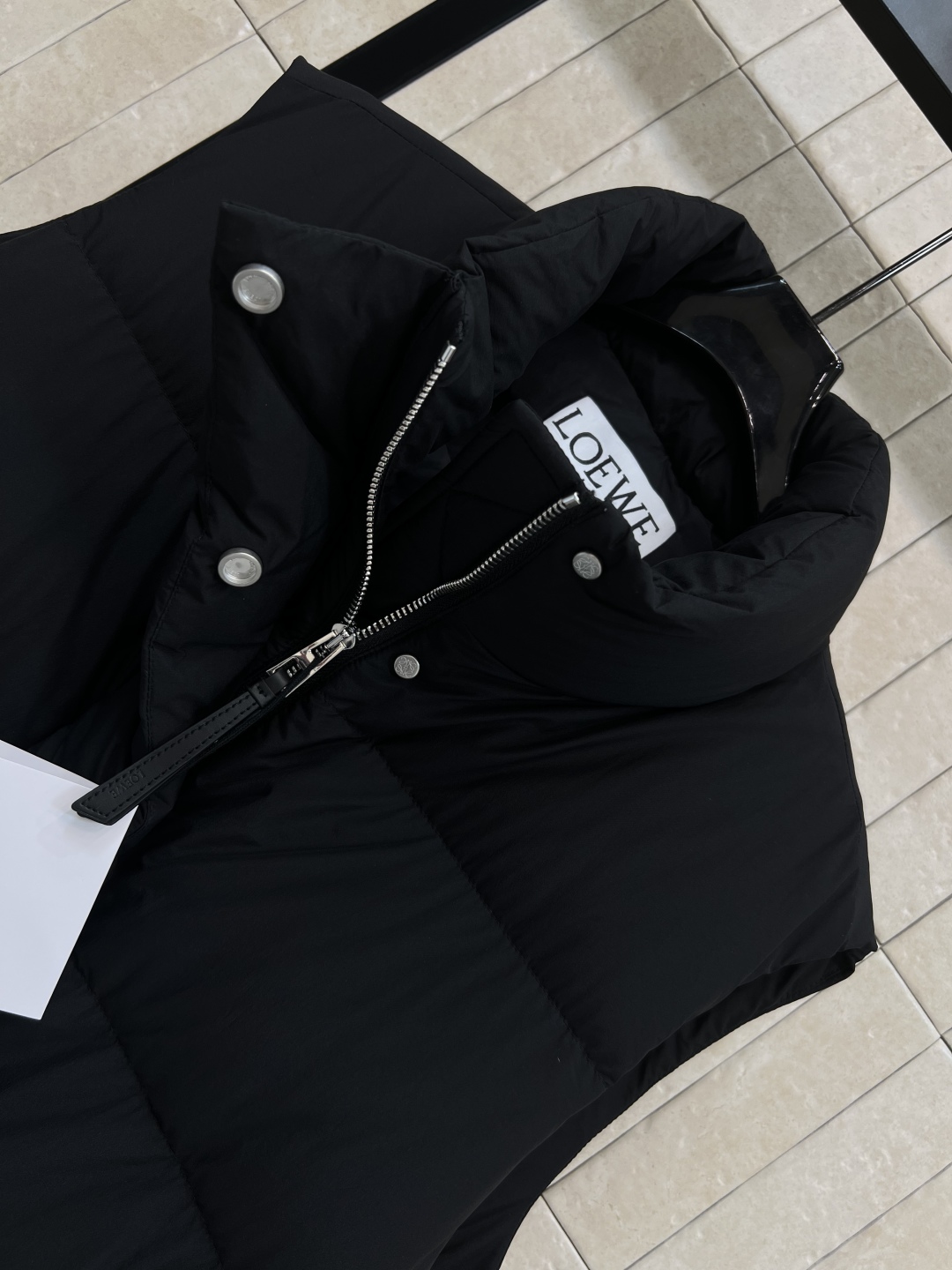 LW家 25秋冬新款 立领短款面包羽绒服马甲 立领短款面包服版型 下摆花边苞抽绳收腰设计 上身帅气时髦 