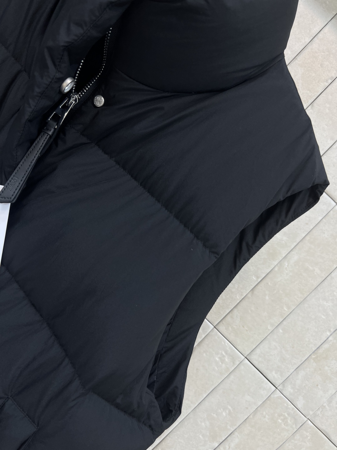 LW家 25秋冬新款 立领短款面包羽绒服马甲 立领短款面包服版型 下摆花边苞抽绳收腰设计 上身帅气时髦 