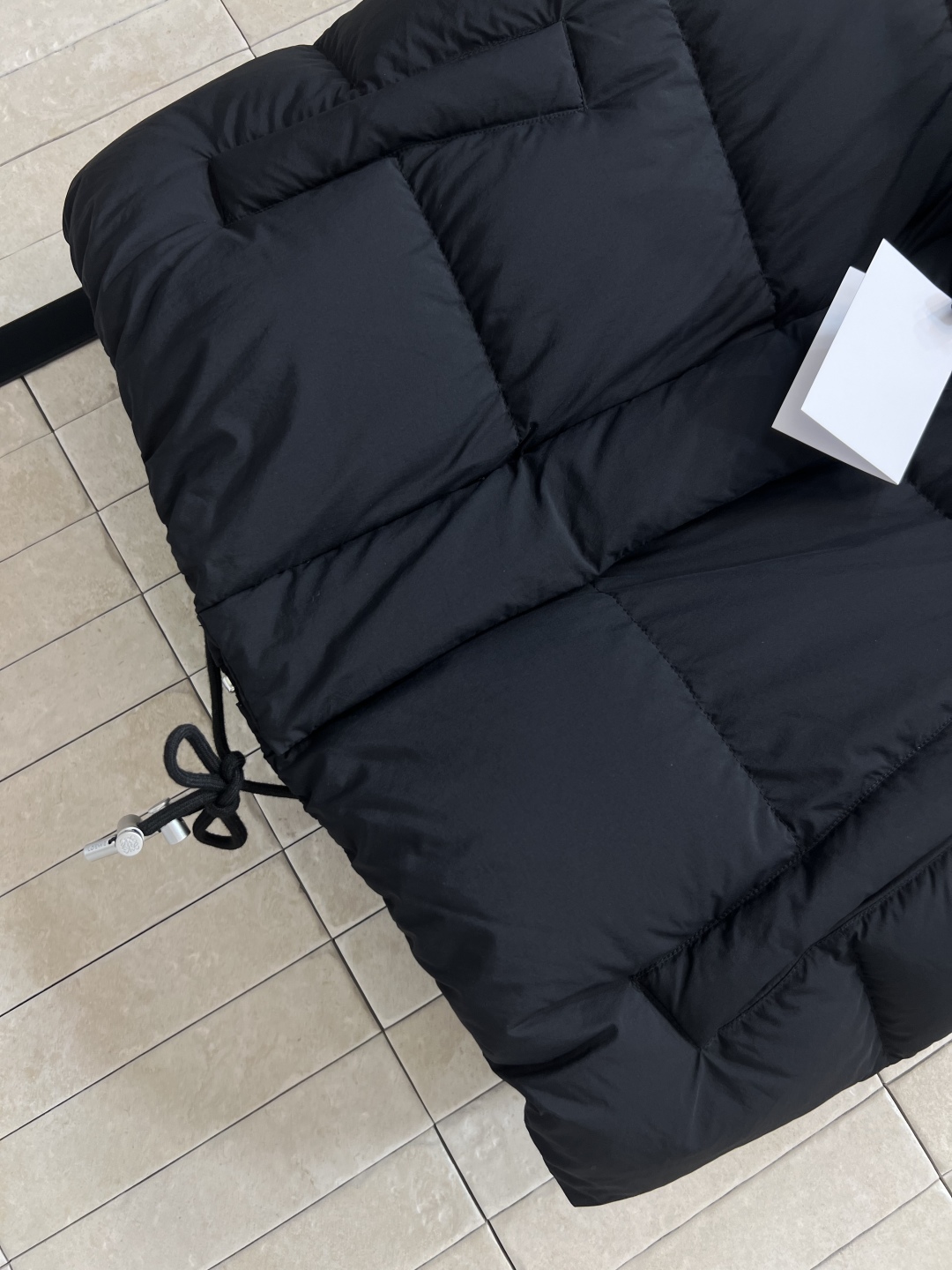 LW家 25秋冬新款 立领短款面包羽绒服马甲 立领短款面包服版型 下摆花边苞抽绳收腰设计 上身帅气时髦 