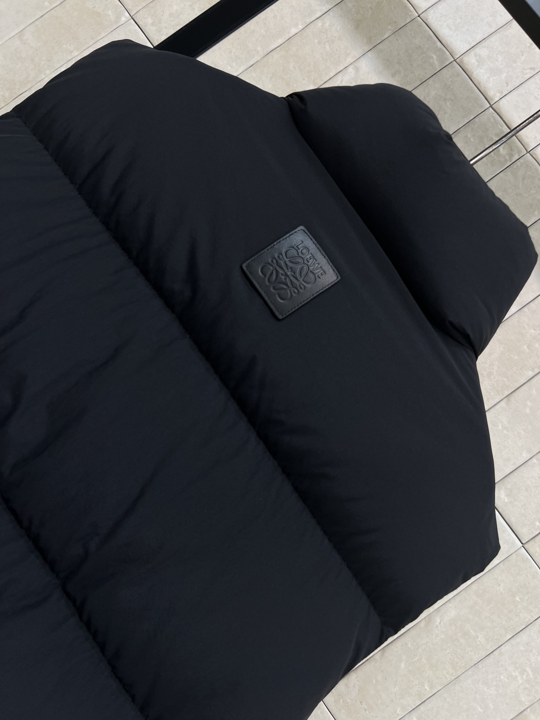 LW家 25秋冬新款 立领短款面包羽绒服马甲 立领短款面包服版型 下摆花边苞抽绳收腰设计 上身帅气时髦 